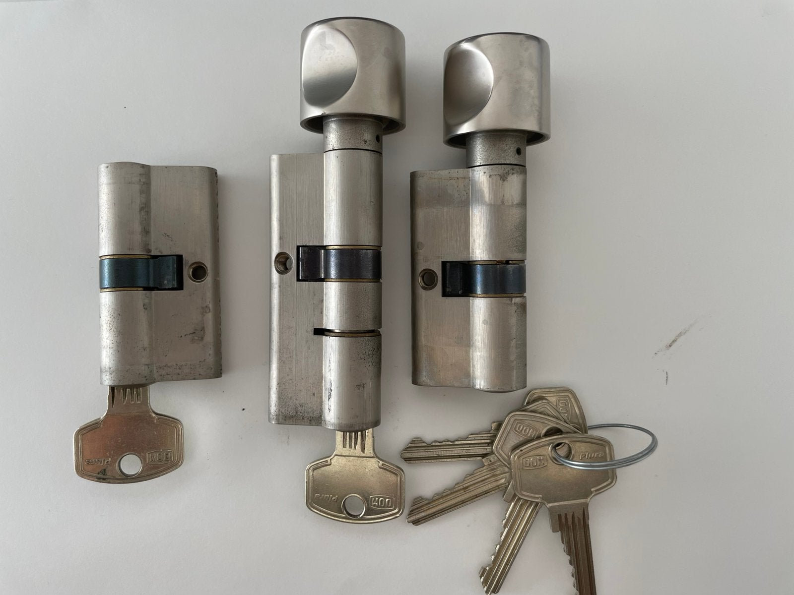 3x gelijksluitende cilindersloten Dom Plura, Doe-het-zelf en Verbouw, Ophalen of Verzenden, Gebruikt, Overige materialen, Overige typen
