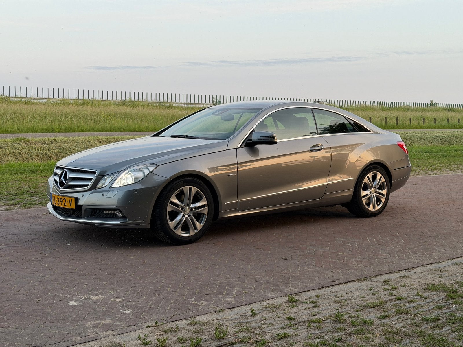 Mercedes-Benz E-Klasse 1.8 E250 CGI Coupe AUT 2010 Grijs, Auto's, Achterwielaandrijving, 1800 kg, Zwart, 4 stoelen