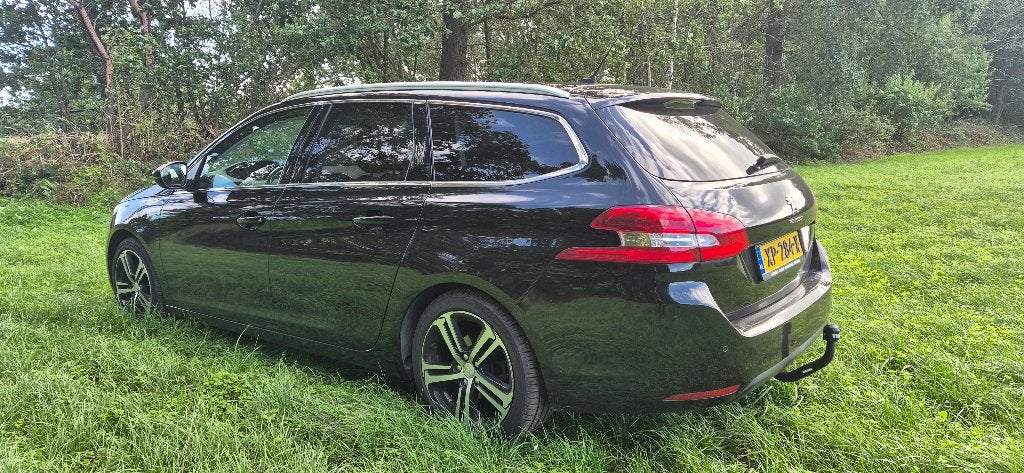 Peugeot 308 1.5 Bluehdi 130pk (+ winterbanden op allu-velg), Voorwielaandrijving, 4 cilinders, Zwart, Stationwagon