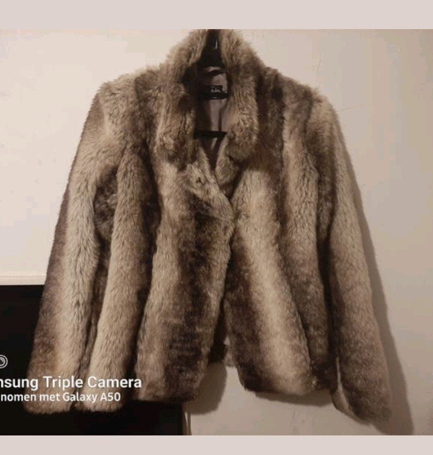 Nieuwe getailleerde winterjas met nep bont, maat S, Kleding | Dames, Jassen | Winter, Ophalen of Verzenden