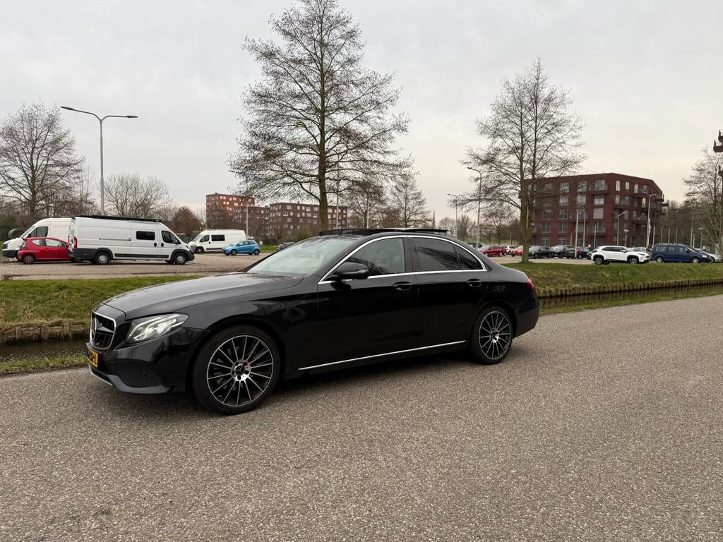 Mercedes-Benz E-Klasse E220d 9G-Tronic 2017 Zwart, Auto's, Mercedes-Benz, Automaat, Achterwielaandrijving, 4 cilinders, Leder