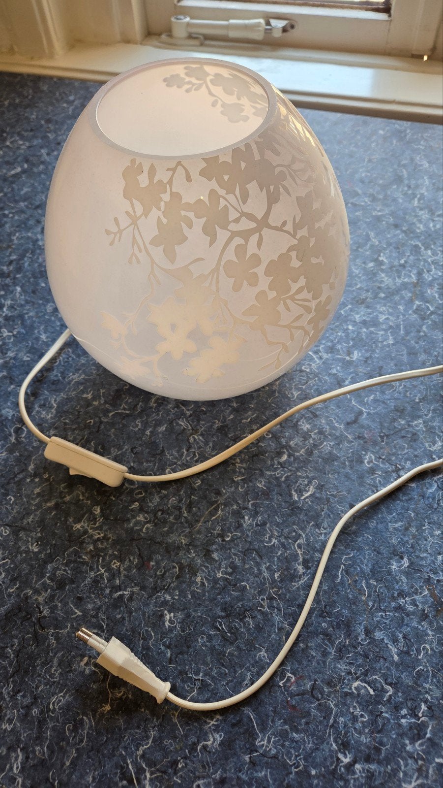 IKEA Knubbig tafellamp - Witte glazen lamp met bloemmotief, Met schakelaar, Wit, Gebruikt, E14 (klein)