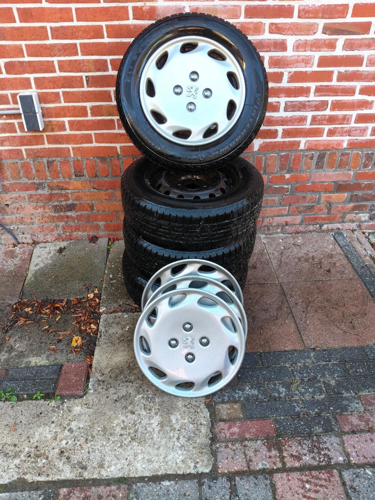 Winterbanden met velgen en wieldoppen - 185/65R14, Ophalen, 14 inch, Gebruikt, Banden en Velgen