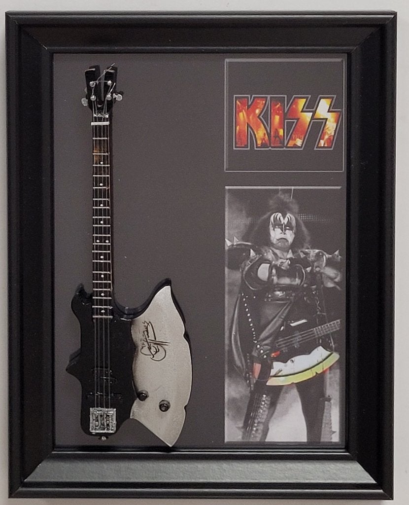 Gene Simmons KISS miniatuur gitaar op lijst wanddeco deco, Info@deconoord.nl, Deco Noord, Nieuw, Ophalen of Verzenden