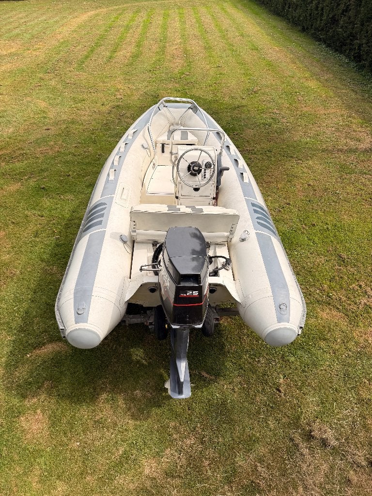 Foto 3 van Novurania MX 335 RIB met Yamaha buitenboordmotor en trailer