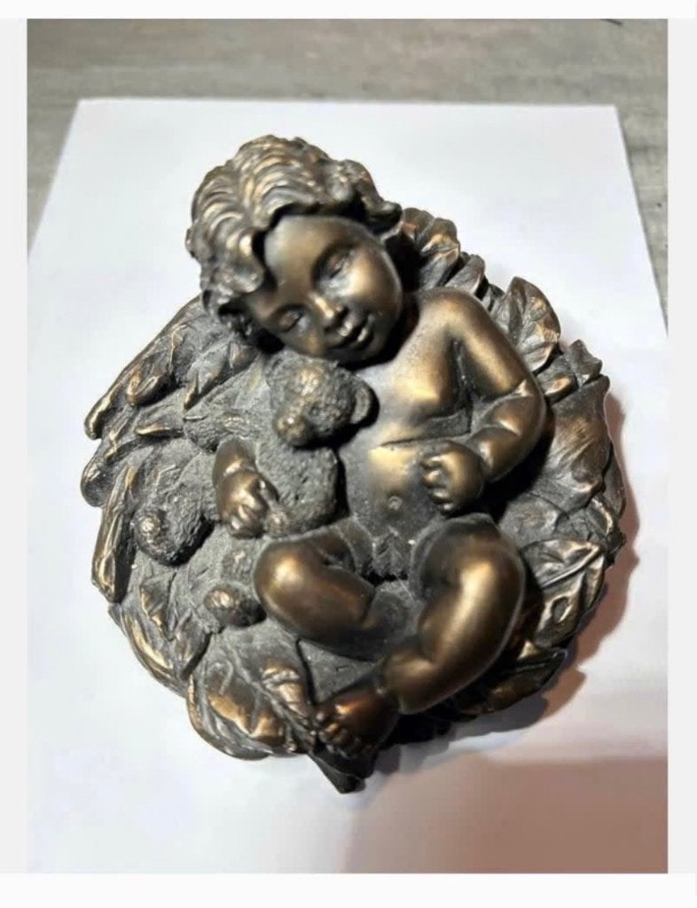 Beeld van kind met beer, 10 x 9 cm, polystone, Ophalen of Verzenden