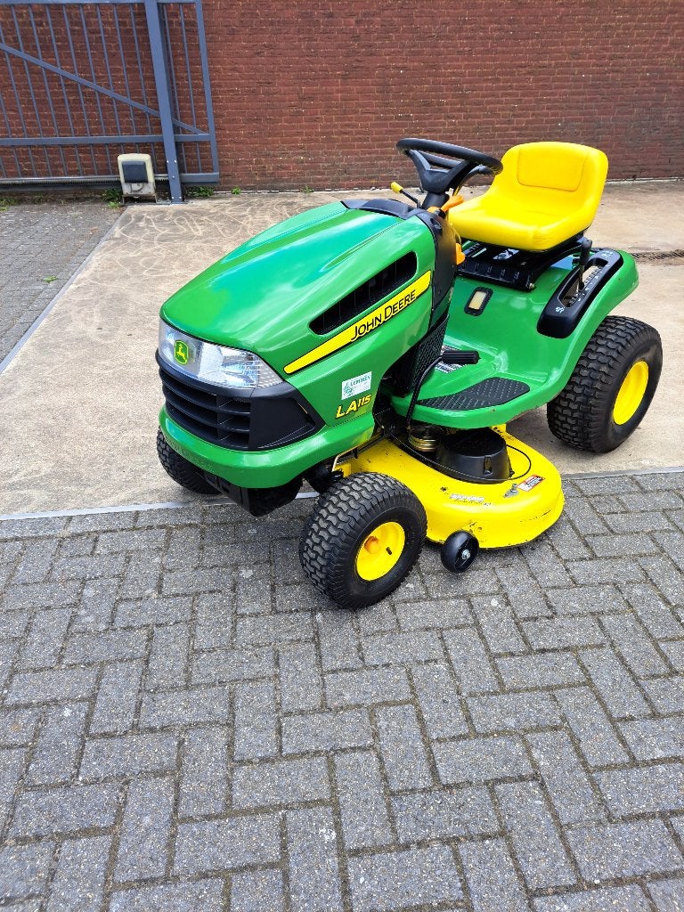 John Deere LA115 zitmaaier, Gebruikt, Elektrische starter, Benzine-grasmaaier, 50 cm of meer