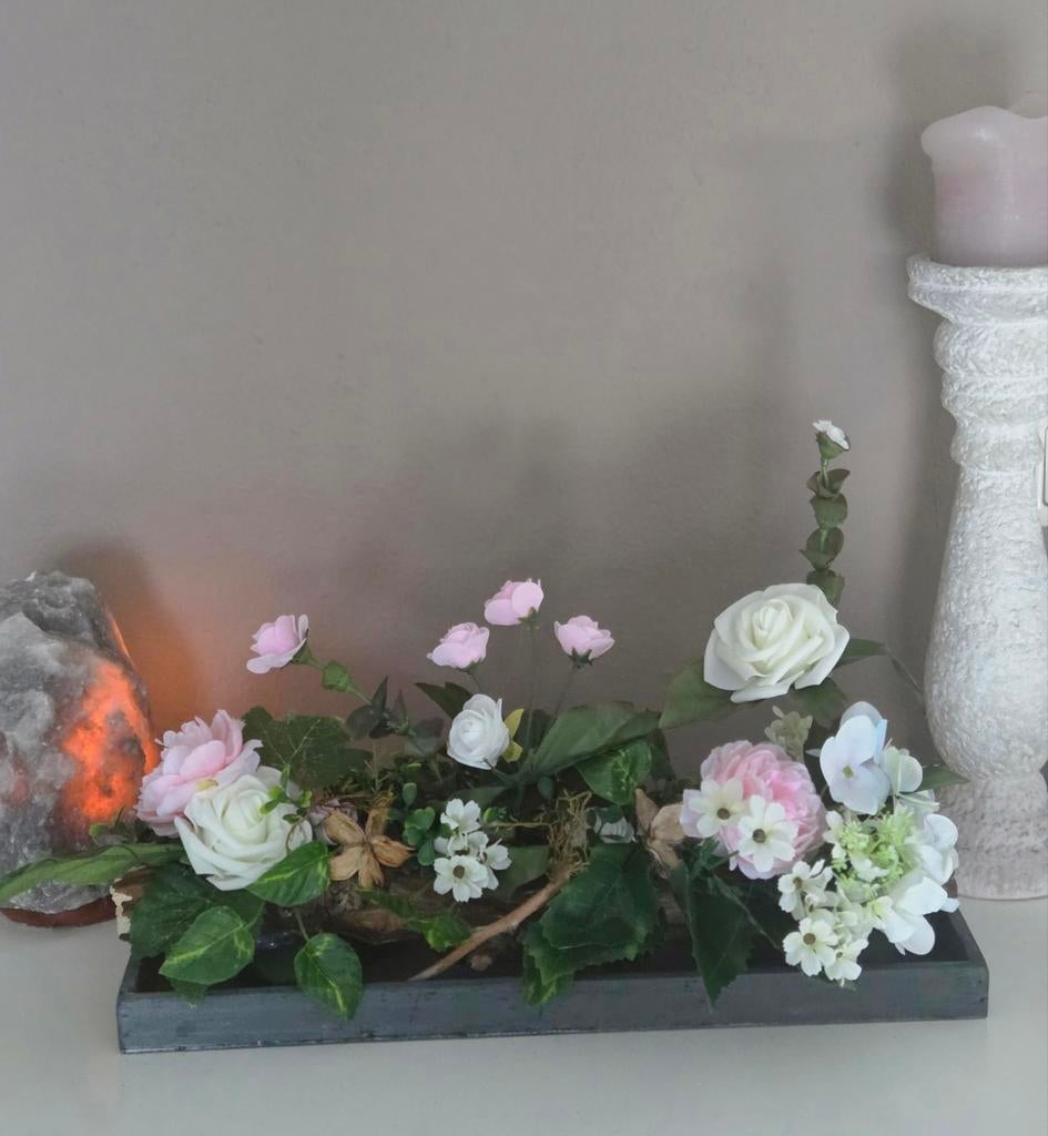 Handgemaakt kunstbloemstuk - Roze en witte bloemen, Meerkleurig, Nieuw, Kunststof, Ophalen of Verzenden