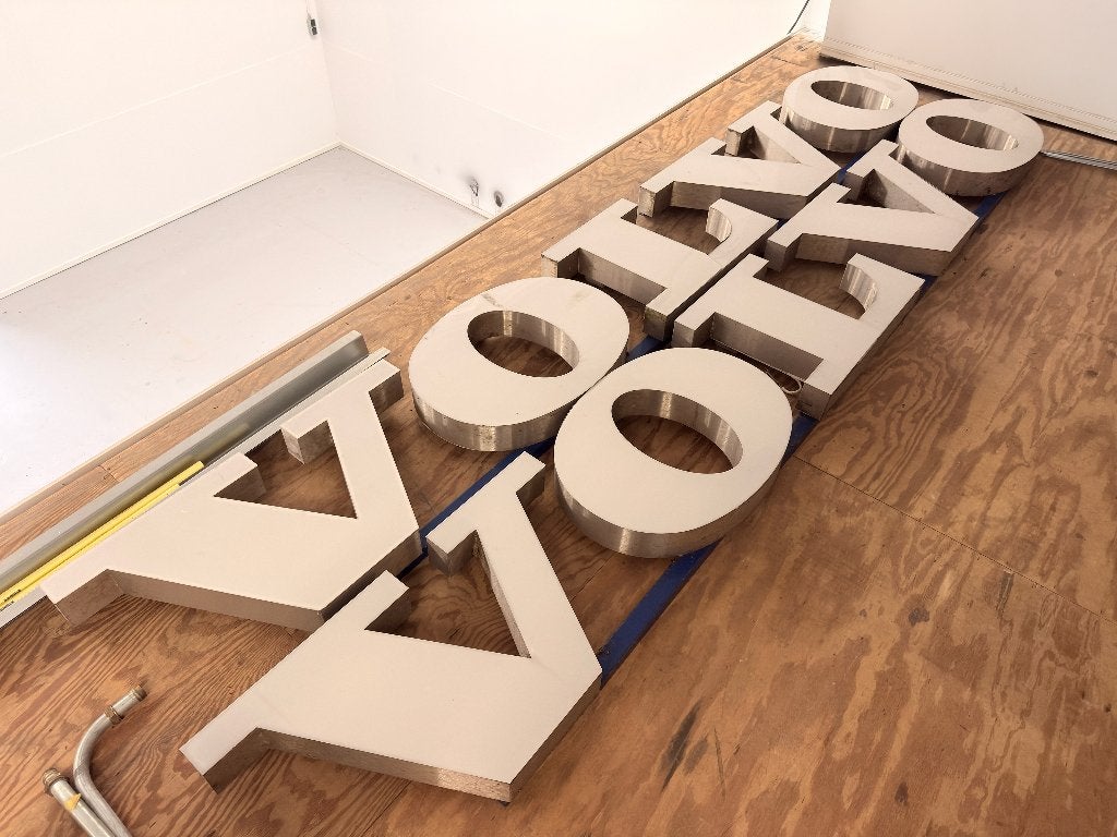 Grote Volvo letters - Reclamebord/Decoratie, Verzamelen, Ophalen, Gebruikt, Reclamebord