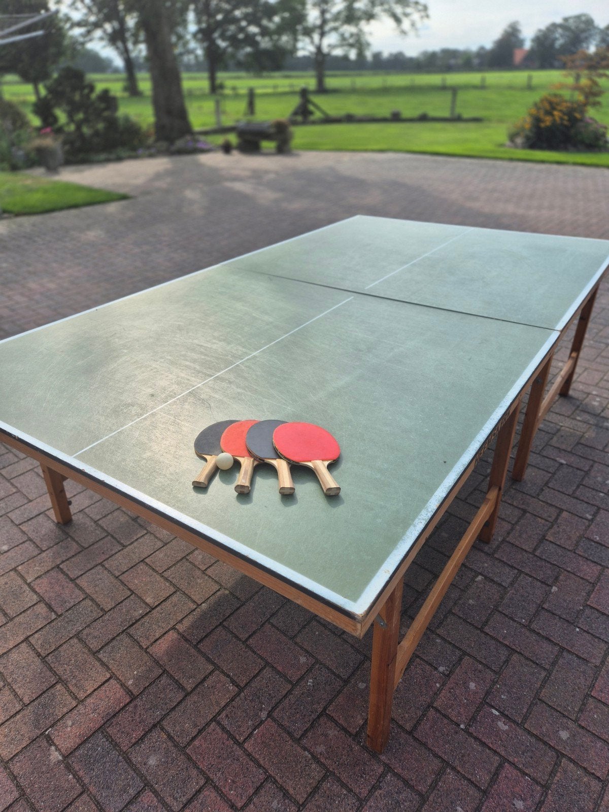 Heemskerk Pingpongtafel met 4 batjes en 1 bal, Sport en Fitness, Ophalen, Gebruikt, Tafel Outdoor, Inklapbaar