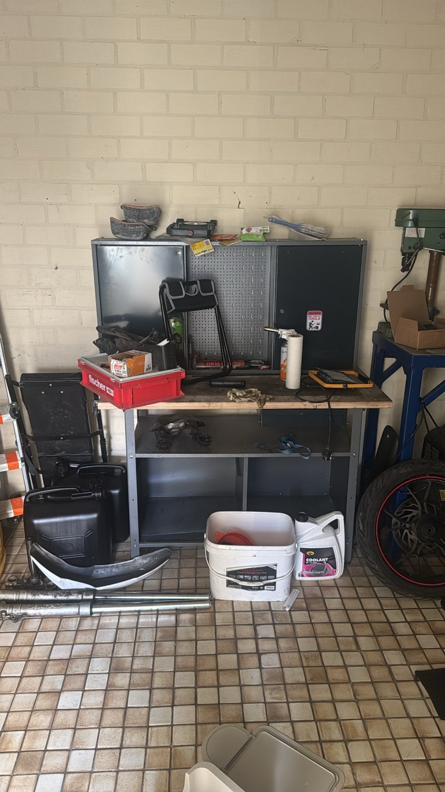 Robuuste Werkbank met Opbergkasten en Gereedschap, Ophalen of Verzenden, Gebruikt, Universele onderdelen