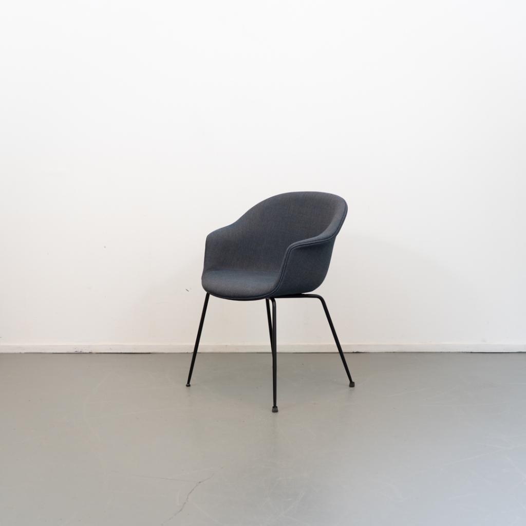 1 Gubi Bat stoel Zwart gestoffeerd Blauw Nieuw, Huis en Inrichting, Stoelen, Niet ingevuld, Stof, Niet ingevuld, Nieuw