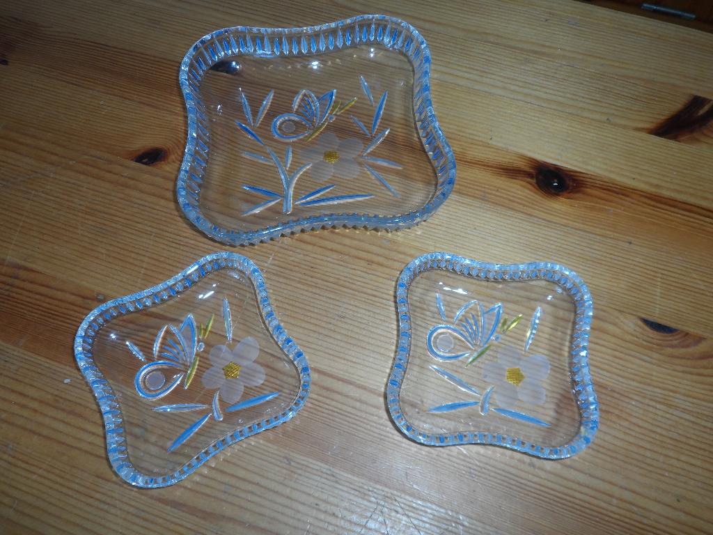 3 glazen schaaltjes blauw / geel gedecoreerd, Antiek en Kunst, Antiek | Glas en Kristal, Ophalen of Verzenden