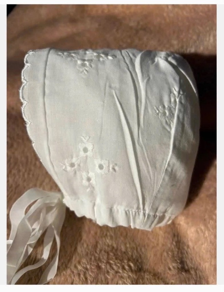 Broderie mutsje voor pop, beer, wit, Ophalen of Verzenden, Zo goed als nieuw, X, Kleertjes