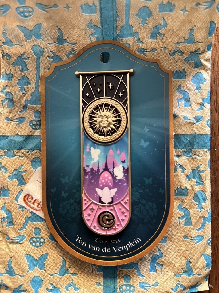 Efteling 3de Zomer pin Ton van de Ven Plein, Verzenden, Nieuw, Button of Speldje