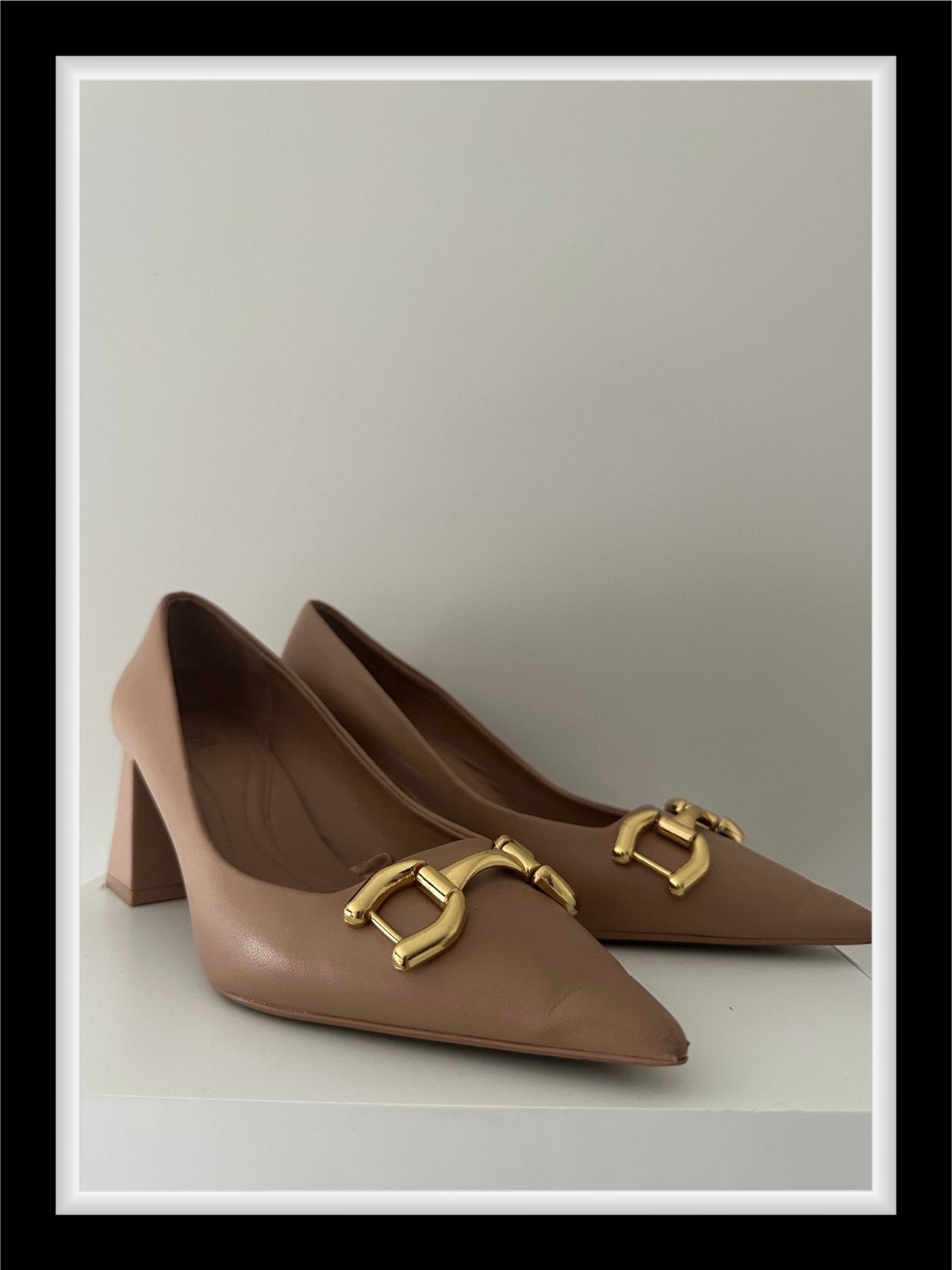 Beige/Zand pump met dikke hak en gouden gesp 39, Pumps, Beige, Ophalen of Verzenden, Gedragen