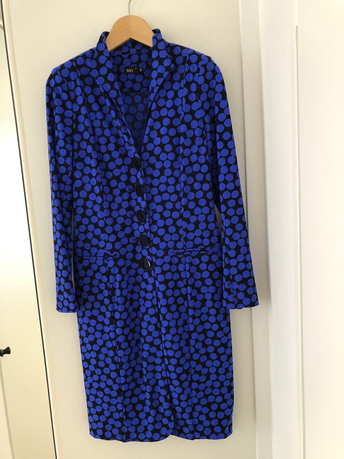 Moq lange blazer zwart met kobalt bal motief, Kleding | Dames, Jurken, Ophalen of Verzenden, Nieuw, Maat 38/40 (M), Zwart