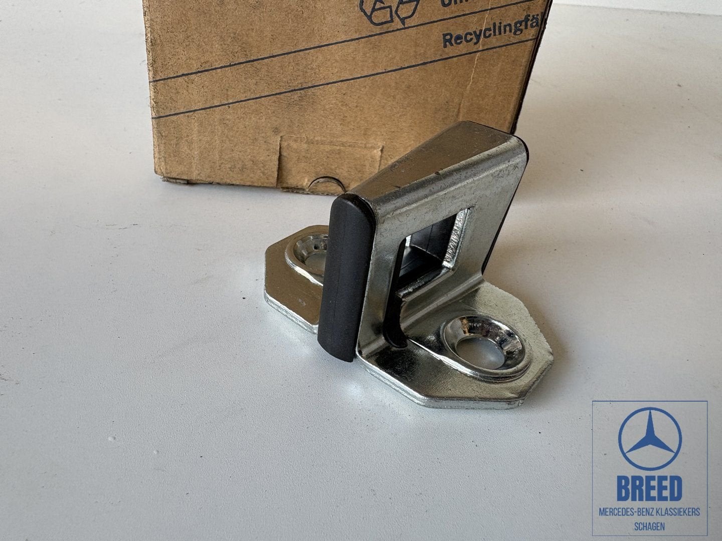 NOS slotvanger voorzijde Mercedes-Benz W124 W140 W163 R170 C, -, Nieuw, Ophalen of Verzenden, -