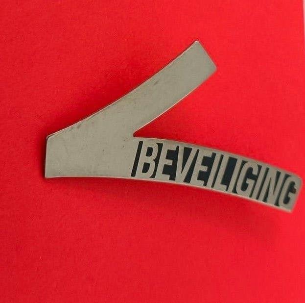 Pin V beveiliging, Ophalen of Verzenden, Zo goed als nieuw, Overige onderwerpen, Speldje of Pin