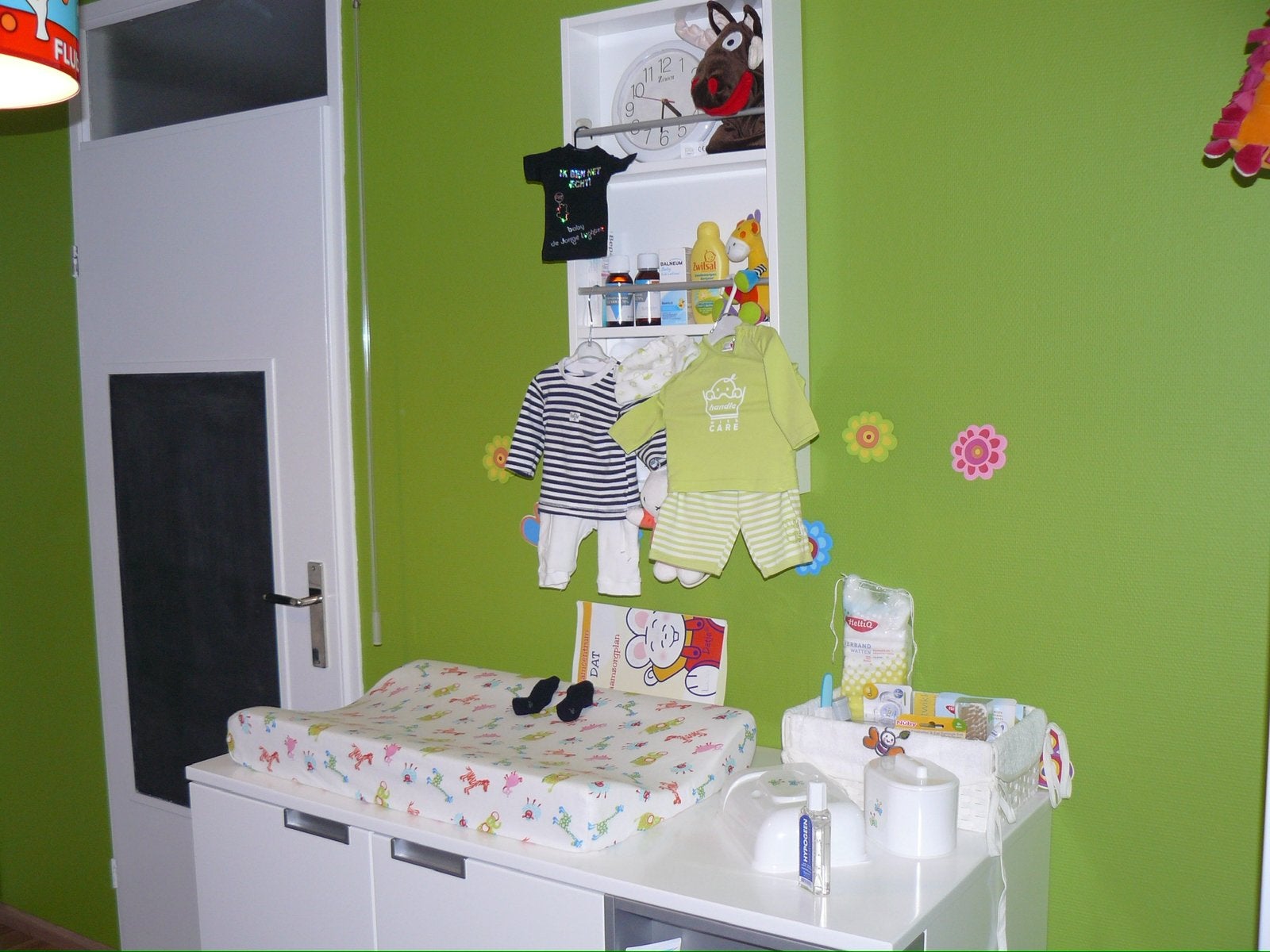 Baby kamer wit, ledikantje, commode met plank en kledingkast, Ophalen, Zo goed als nieuw, Jongetje of Meisje