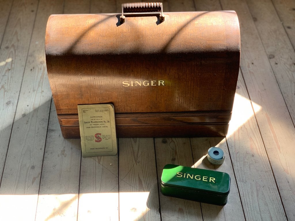 Antieke Singer Naaimachine met boekje en blikje, Antiek en Kunst, Antiek | Naaimachines, Ophalen