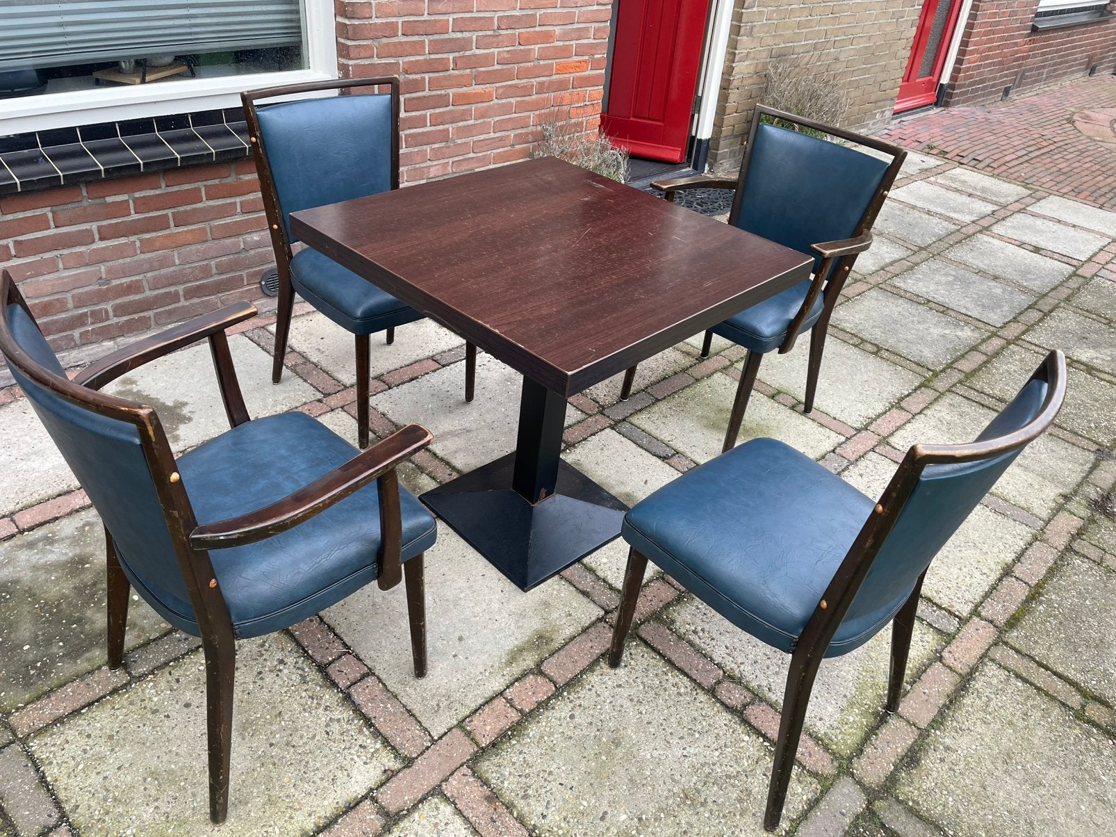 Tekoop 33 cafe stoelen. Zie foto.  Kan ook met tafel zir fot, Ophalen, Gebruikt, Bruin, Vijf, Zes of meer stoelen