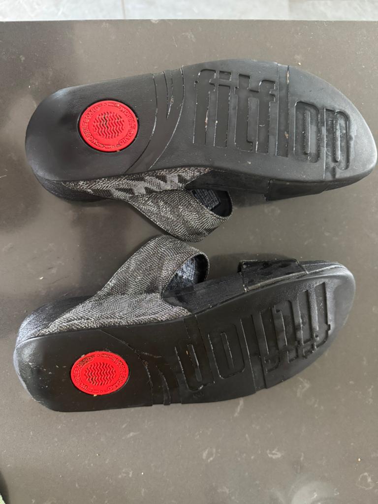 Fitflops zwart 40, Kleding | Dames, Schoenen, Slippers, Zwart, Ophalen of Verzenden, Gedragen