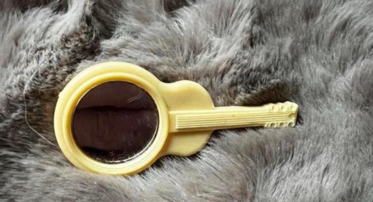 Vintage gitaar broche made w germany, Ophalen of Verzenden, Zo goed als nieuw, Overige materialen