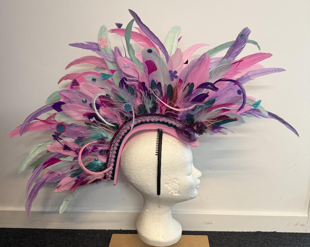 Mohawk - hanekam roze/lila/aqua met oortjes, Carnaval, Nieuw, Ophalen of Verzenden, Accessoires