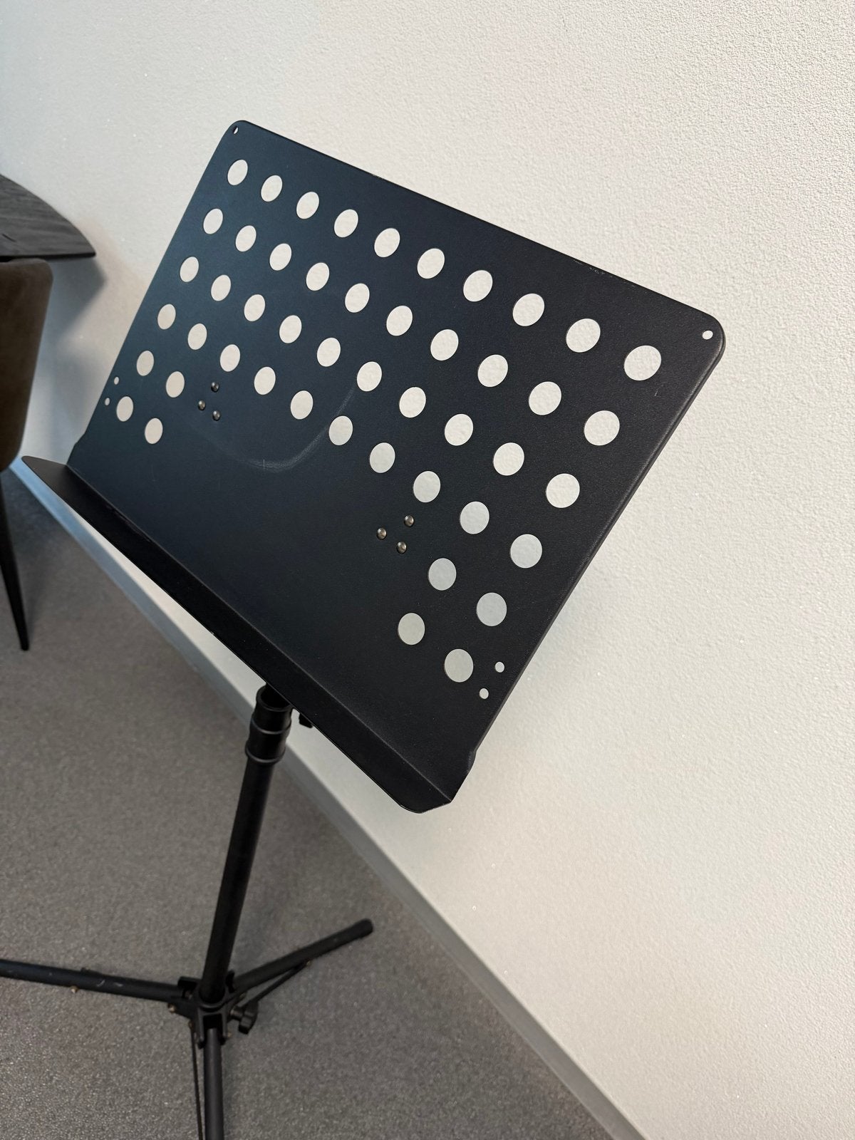 Zwarte Muziekstandaard - Stevig en Verstelbaar, Muziek en Instrumenten, Standaards, Ophalen of Verzenden, Gebruikt, Muziekstandaard