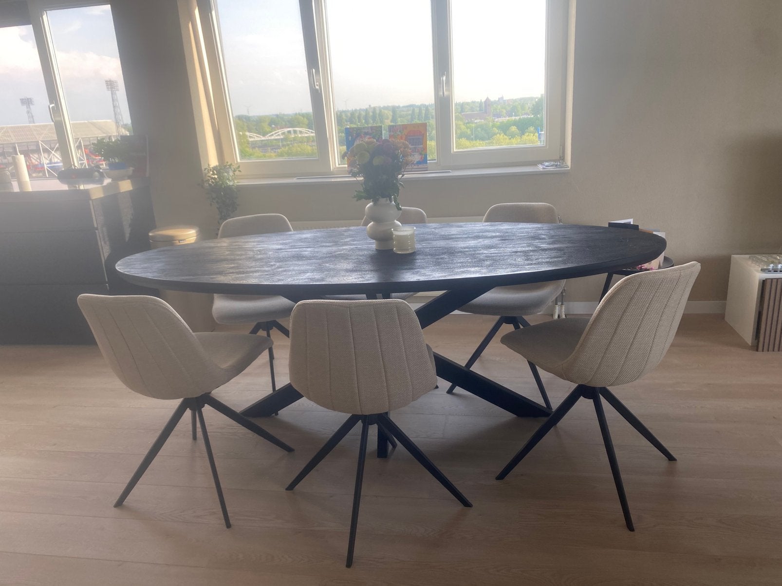 Zwarte ovale eettafel met spin poot, Huis en Inrichting, Tafels | Eettafels, Zo goed als nieuw, Vijf personen of meer, 150 tot 200 cm