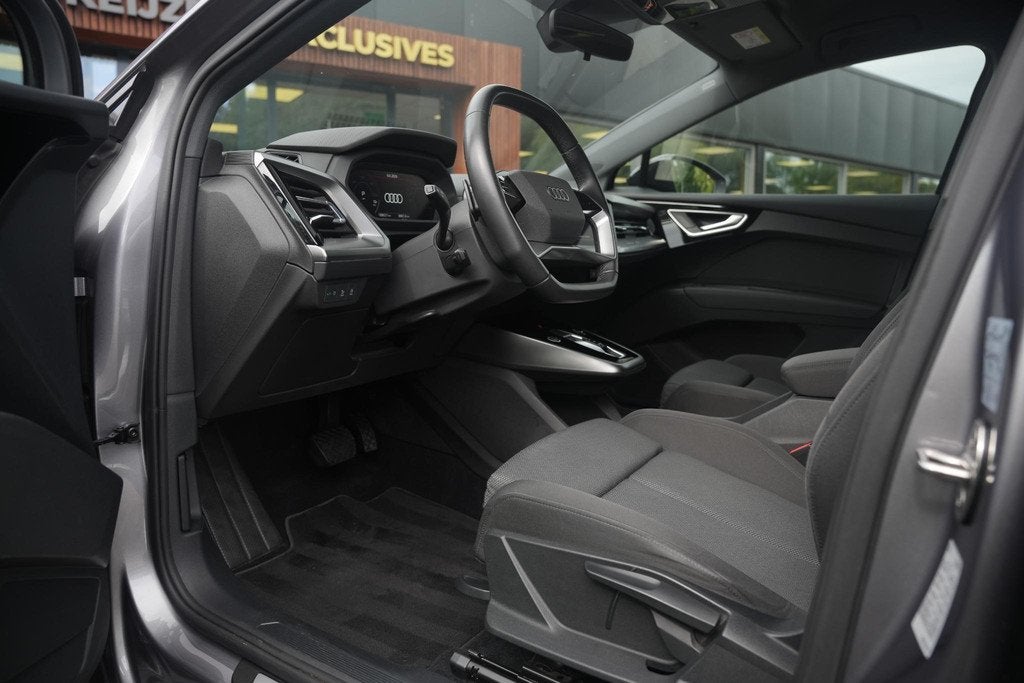 Audi Q4 e-tron 35 Launch edition Advanced 55 kWh Verkeersbor, Auto's, Audi, Automaat, Gebruikt, Zwart, 1865 kg