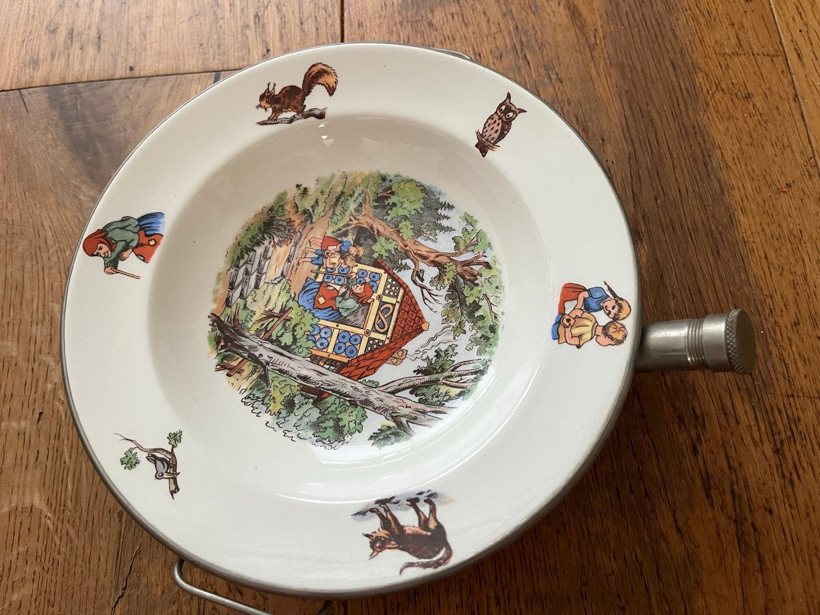 Vintage kinderbord met sprookjesfiguren en warmhoudfunctie, Antiek en Kunst, Ophalen of Verzenden