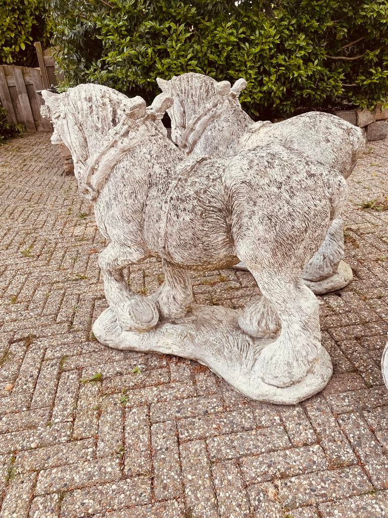 Twee paarden met kar - Tuinbeeld, Ophalen, Gebruikt, Beton, Dierenbeeld