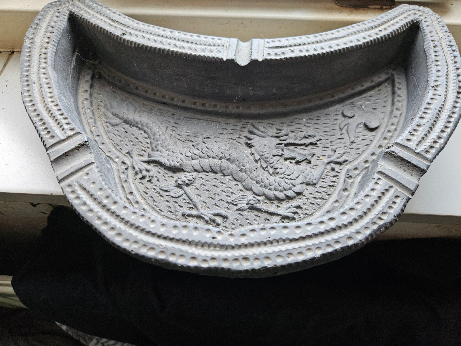 Anieke decoratieve schaal met draak reliëf, chinese daktegel, Antiek en Kunst, Ophalen of Verzenden