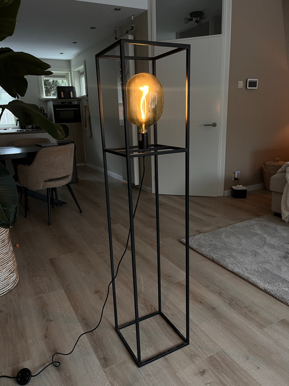 Moderne zwarte vloerlamp met grote E27 LED lamp, Ophalen, E27 (groot), Zo goed als nieuw, Metaal