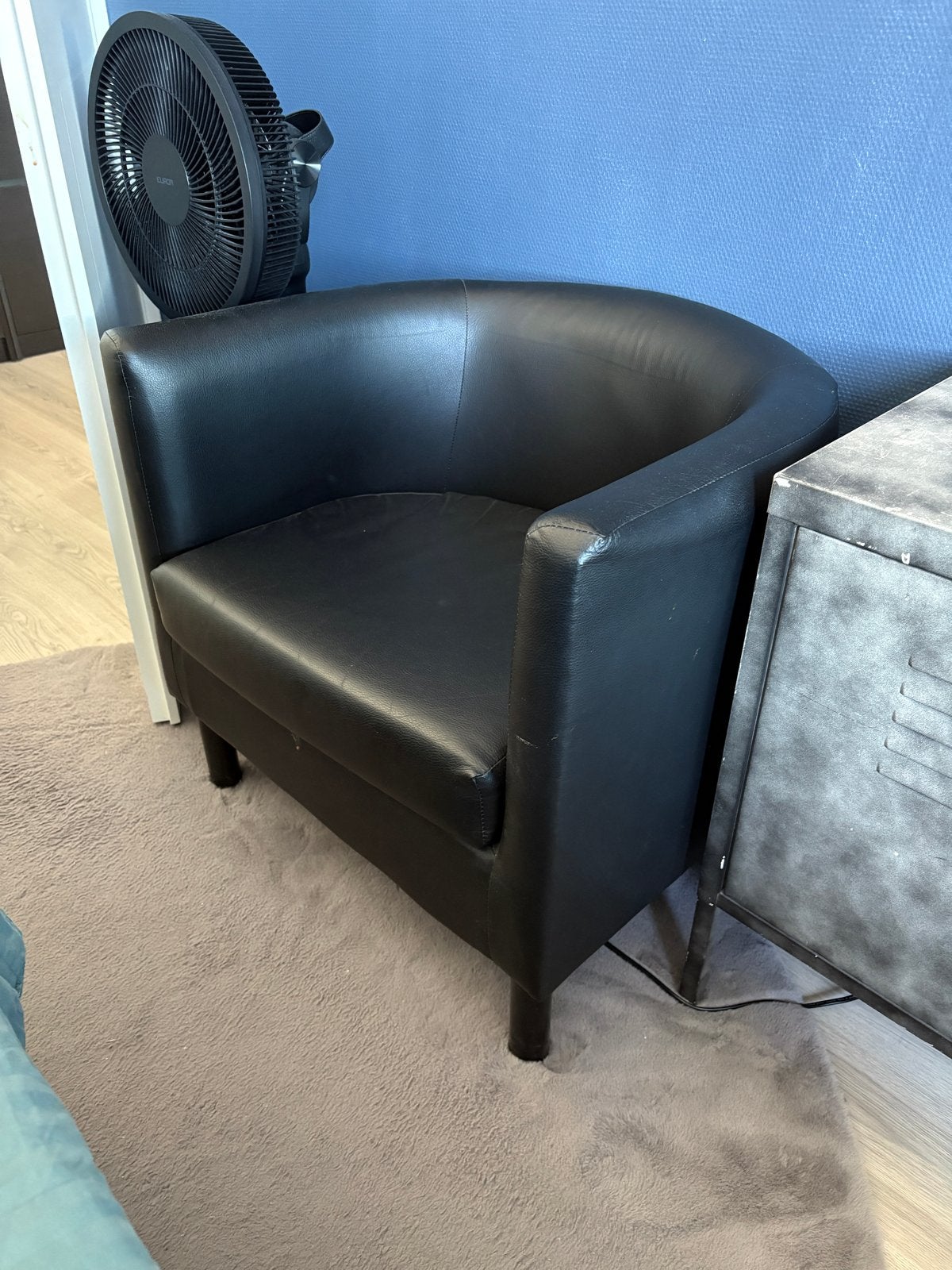 Zwarte leren fauteuil - Comfortabele kuipstoel, Ophalen, Gebruikt, 50 tot 75 cm, Leer
