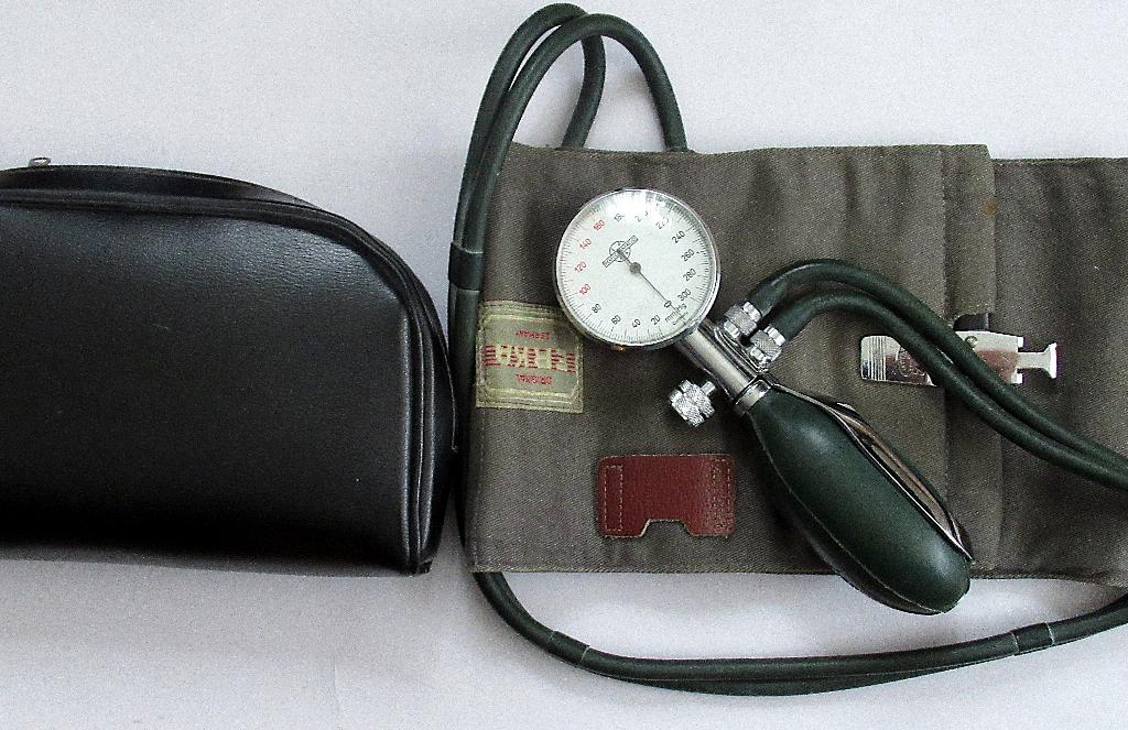 Vintage ERKA draagbare bloeddrukmeter in originele etui., Ophalen of Verzenden