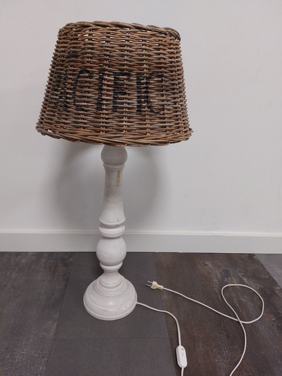 Houten lamp met rieten kap, Ophalen of Verzenden