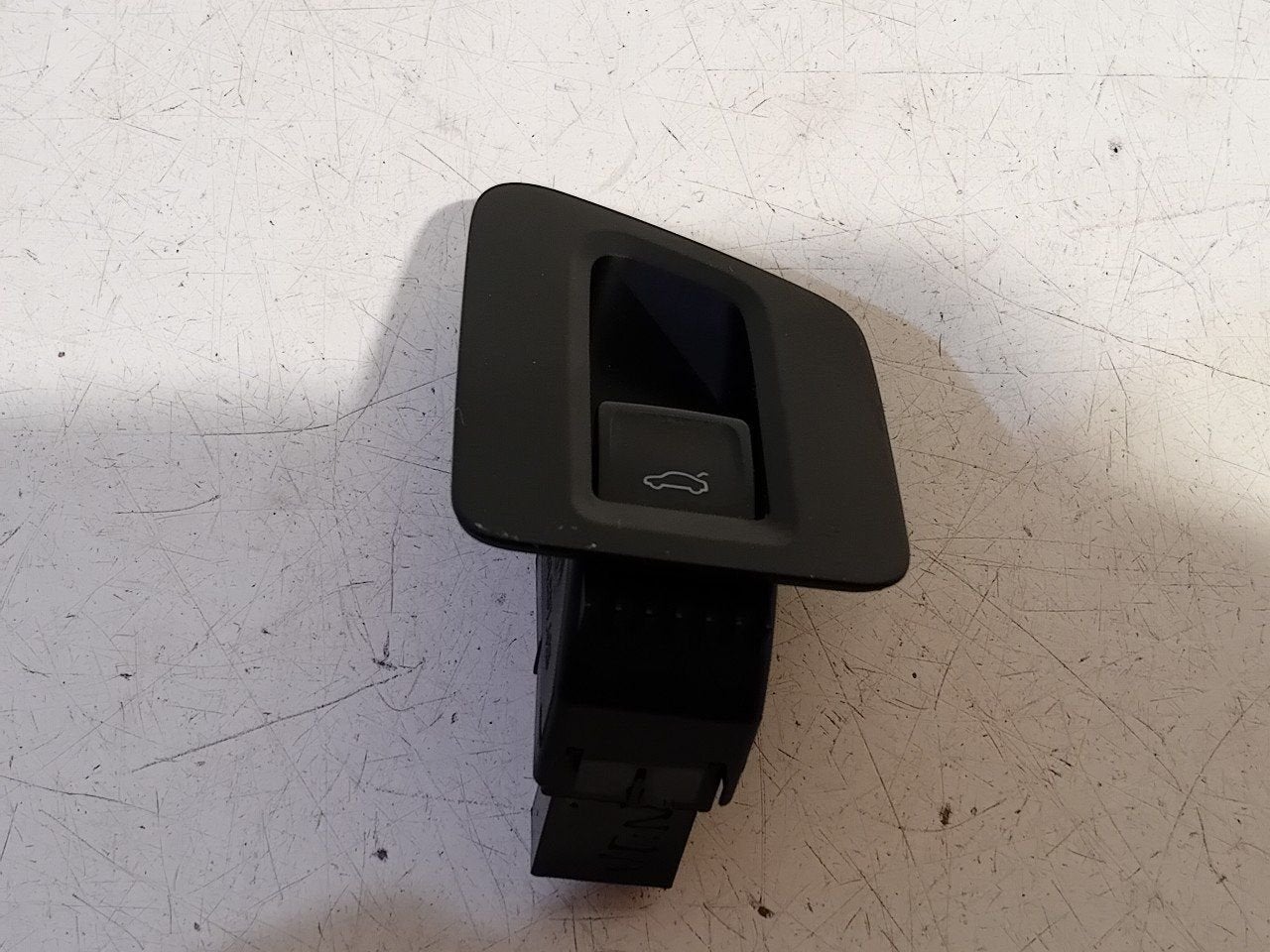 Kofferdeksel schakelaar Volkswagen Passat, Auto-onderdelen, Onderdelen@venauto.nl, Van der Ven Autorecycling B.V., Gebruikt, Ettenseweg 76, 4706 PB Roosendaal, The Netherlands