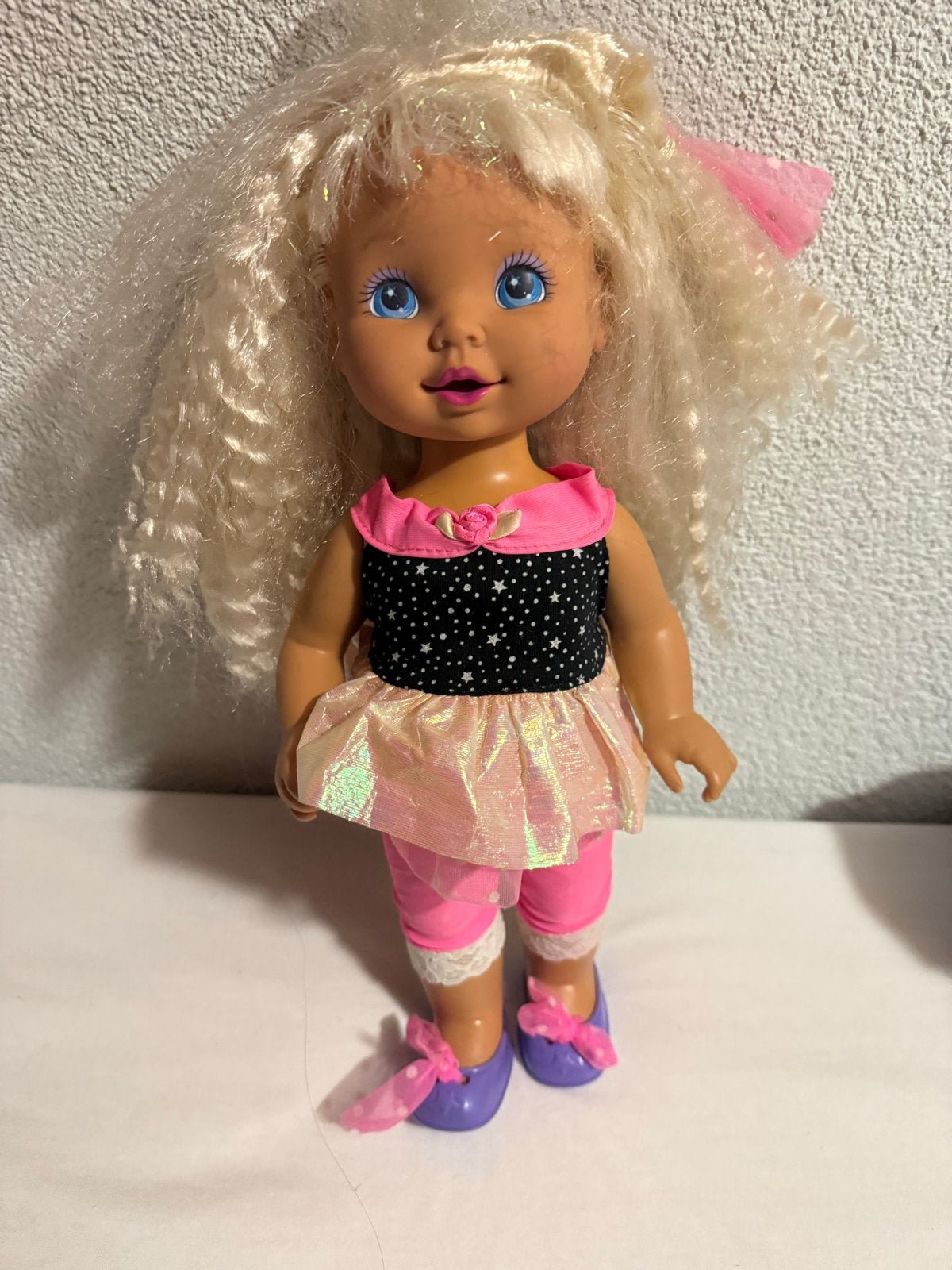 Leuke speelpop met blond krullend haar en roze outfit, Ophalen of Verzenden, Gebruikt, Overige typen