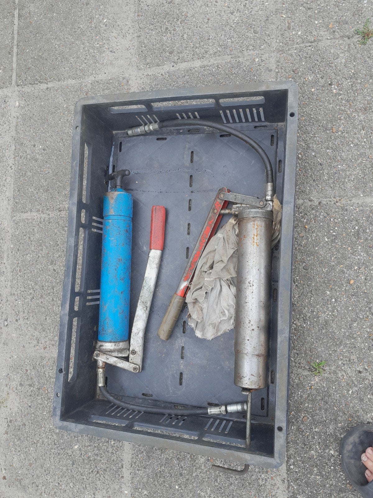 Vetspuiten in krat - 2 stuks, Ophalen, Gebruikt