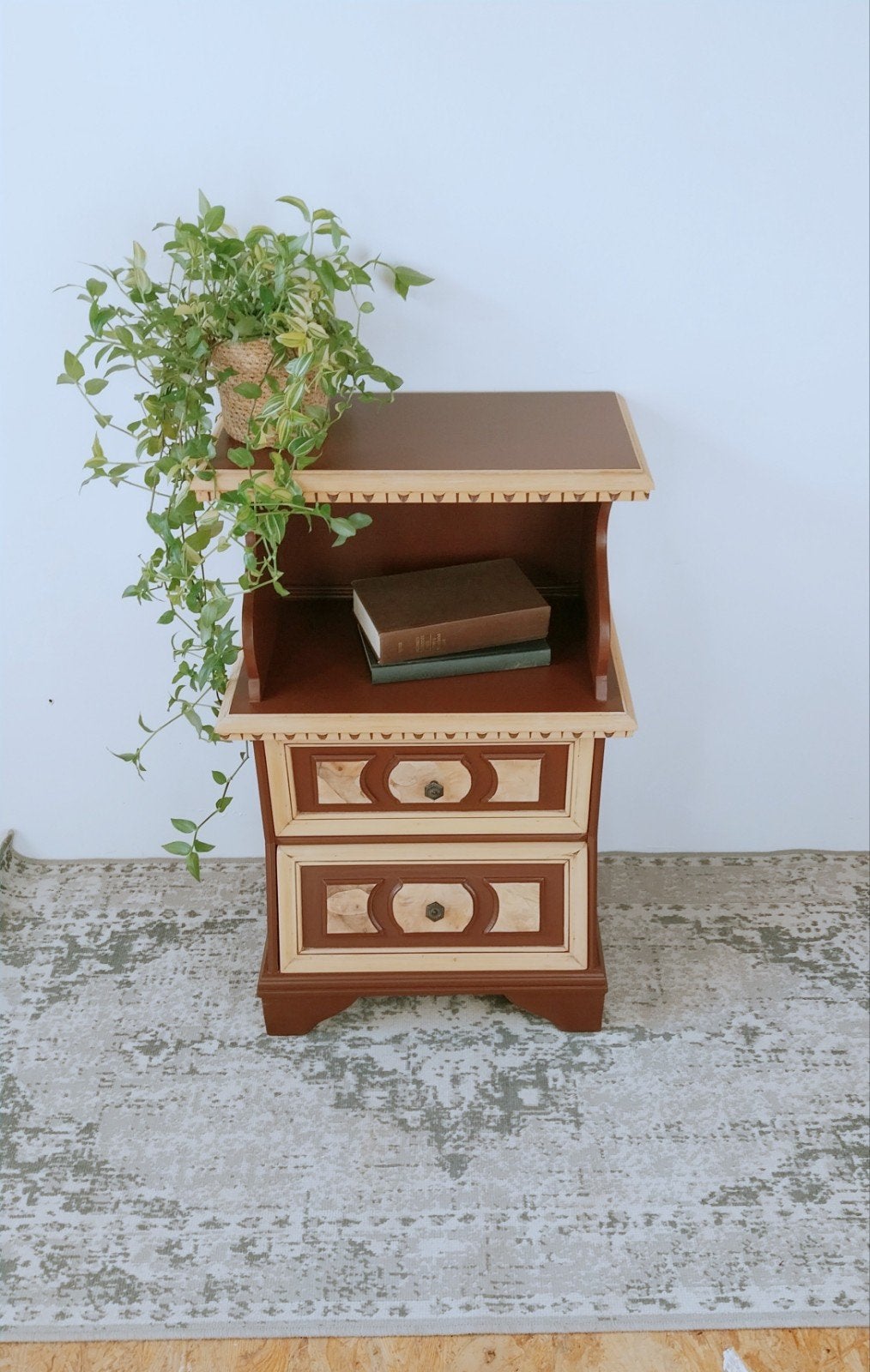 Vintage nachtkastje met lades en open vak, Huis en Inrichting, Slaapkamer | Nachtkastjes, Ophalen of Verzenden, Minder dan 45 cm