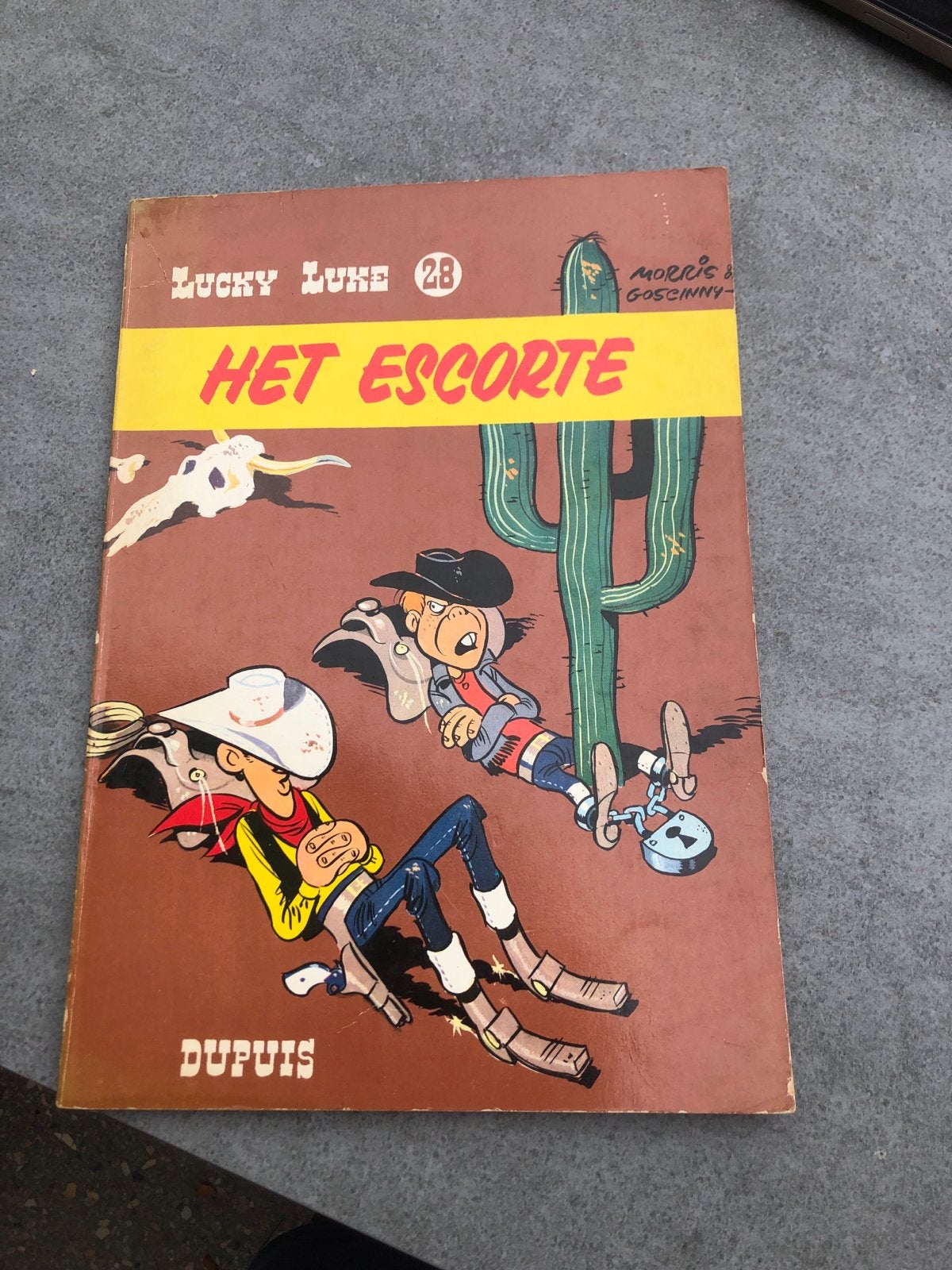 Lucky Luke 28: Het Escorte - Klassiek Stripboek, Eén stripboek, Ophalen of Verzenden, Gelezen