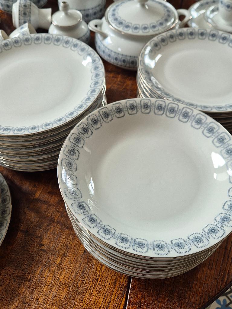 12 pers. Blauwgrijs decor zilveren rand, uitgebreid servies, Huis en Inrichting, Keuken | Servies, Ophalen, Zo goed als nieuw