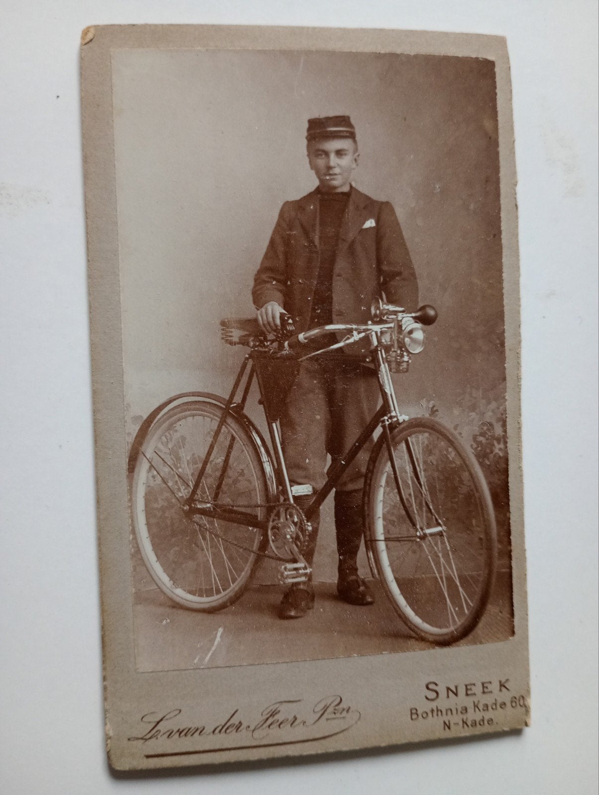 CDV Sneek Jongen met Fiets, Verzamelen, Gebruikt, Foto, Ophalen of Verzenden, Voor 1940