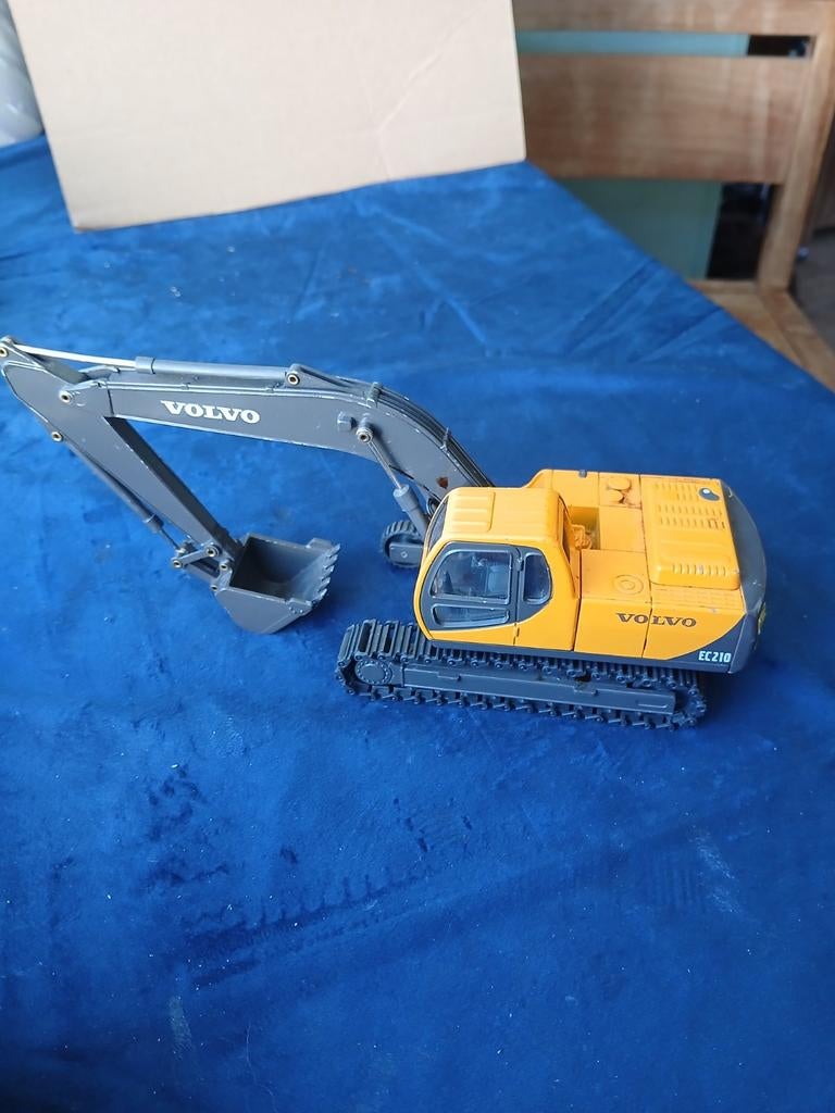 Graafmachine Volvo EC210. Korea 1:40 bespeeld, Hobby en Vrije tijd, Modelauto's | Overige schalen, Gebruikt, Auto, Ophalen of Verzenden