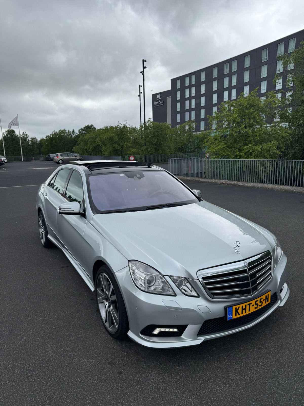 E-Klasse 5.5 E500 Sedan AUT 2009 Grijs dubbel pano 20inch, Auto's, Mercedes-Benz, Particulier, E-Klasse, ABS, Achteruitrijcamera
