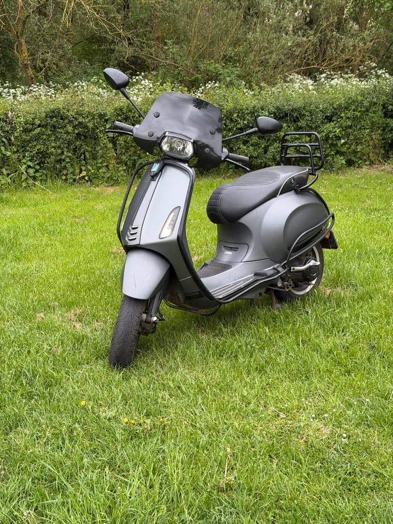 Vespa sprint 50cc, Fietsen en Brommers, Scooters | Vespa, Overige modellen, Ophalen of Verzenden, Zo goed als nieuw, Benzine