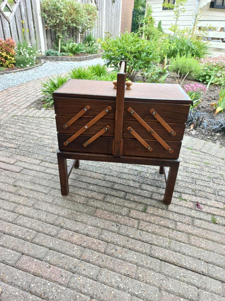 Vintage houten naaidoos op standaard -, Hobby en Vrije tijd, Naaien en Fournituren, Ophalen, Gebruikt, Overige typen